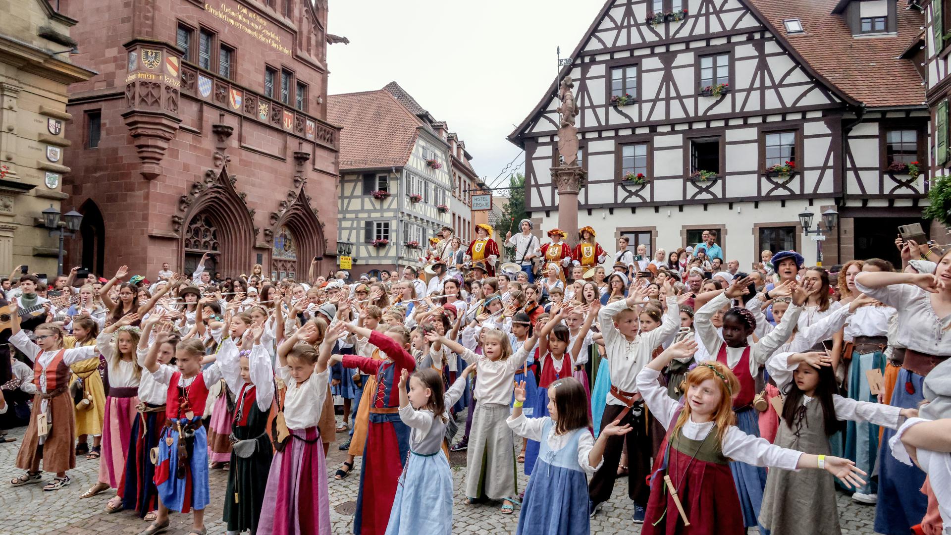 Beim ersten „Mittelalter-Flashmob“, kurz nach der offiziellen Festeröffnung, 
musizieren, singen und tanzen 150 Kinder gemeinsam auf dem Brettener Marktplatz