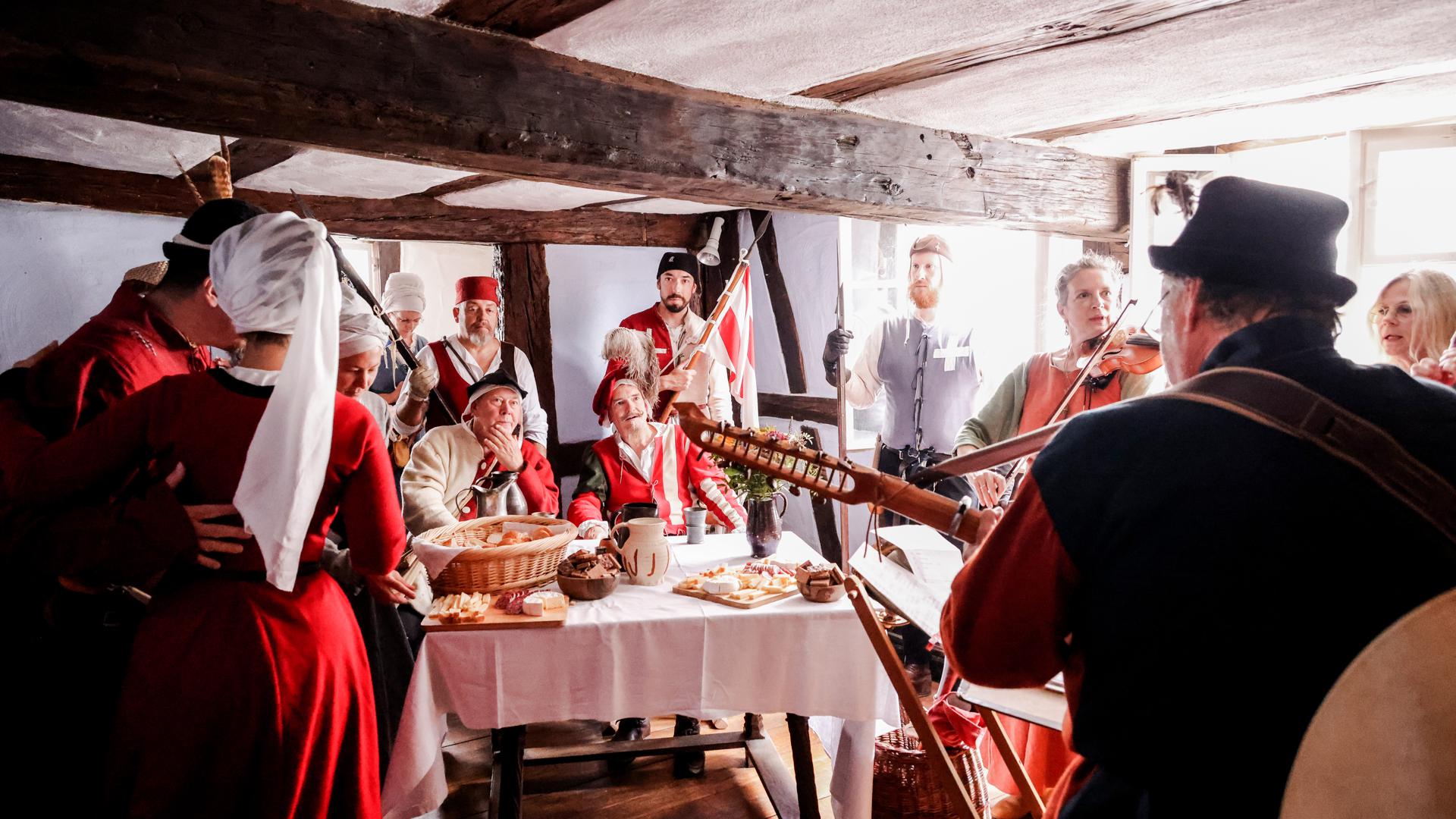 Mit Musik und allerlei Speiß und Trank, wird die Schweizer Garde im Gerberhaus empfangen.
