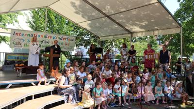 Pfarrerin Julia Berggötz und Gemeindereferentin Käser eröffneten gemeinsam mit den Kindergartenkinder das internationale Kinderfest mit schönen Liedern. 