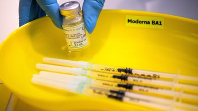 Spritzen mit dem neuen Spikevax Impfstoff von Moderna werden im Impfzentrum am Brill vorbereitet. In Bremen werden erstmals die überarbeiteten Corona-Impfstoffe verimpft, die speziell gegen die Omikron-Variante BA.1 entwickelt wurden. +++ dpa-Bildfunk +++