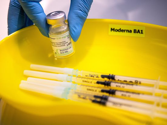 Spritzen mit dem neuen Spikevax Impfstoff von Moderna werden im Impfzentrum am Brill vorbereitet. In Bremen werden erstmals die überarbeiteten Corona-Impfstoffe verimpft, die speziell gegen die Omikron-Variante BA.1 entwickelt wurden. +++ dpa-Bildfunk +++