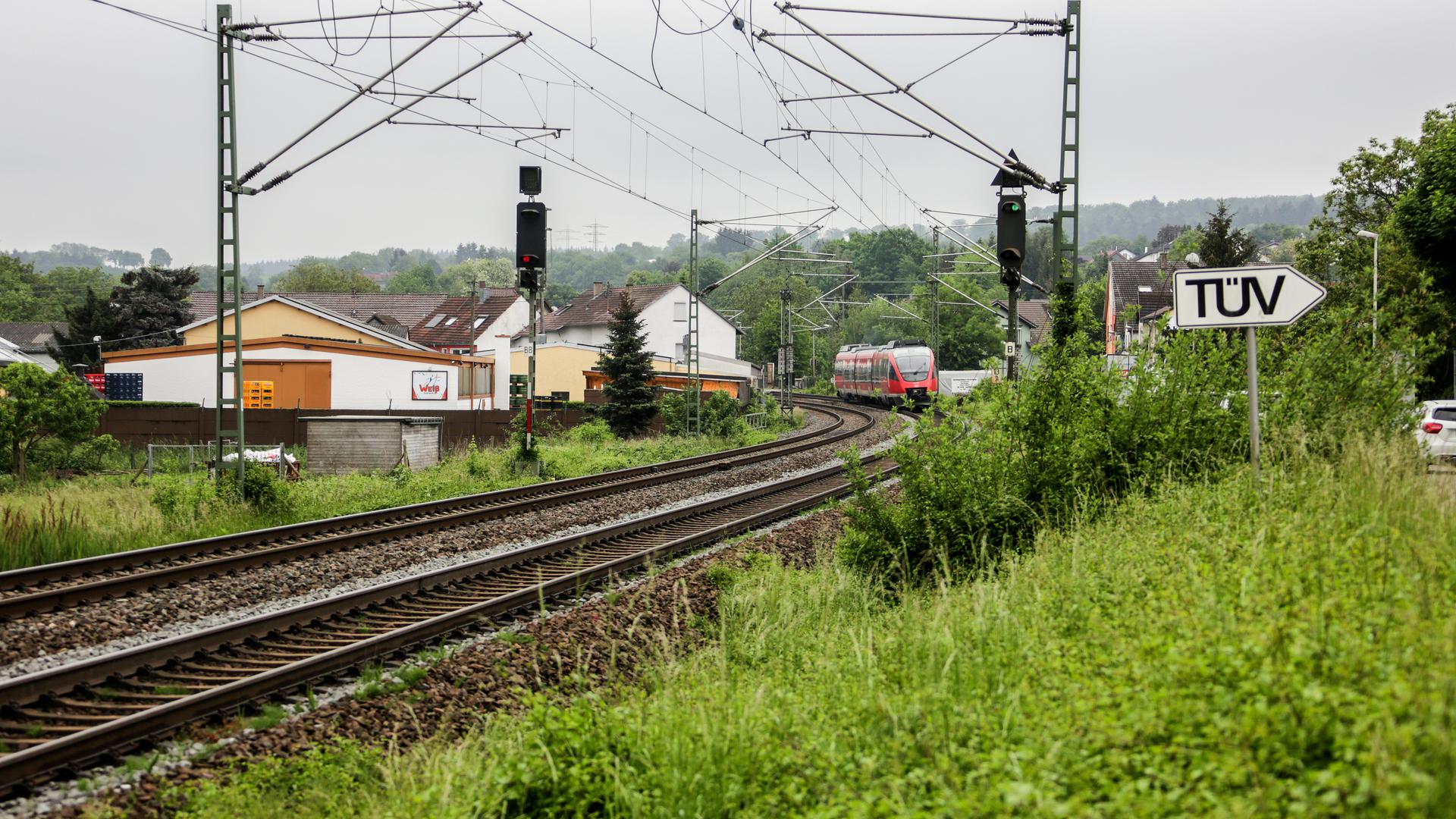 In Diedelsheim will die DB im Jahr 2025 eine Lärmschutzwand entlang der Schienen erstellen_1.