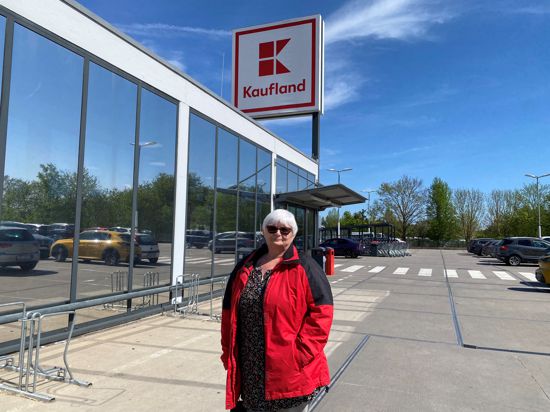 Eine Frau, Iris Klöpfer, steht vor dem Kaufland in Bretten. Sie ist dort Betriebsratsvorsitzende. 