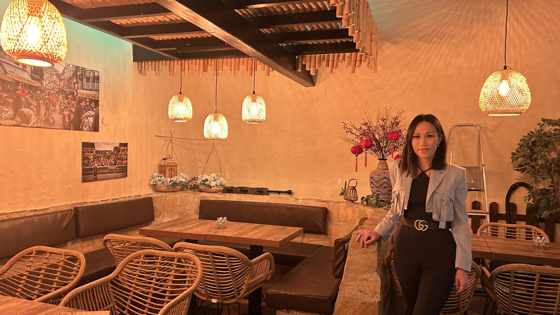 Inhaberin Thu Ha Nguyen steht im Gastraum ihres Restaurants Hanoi Village in Bretten