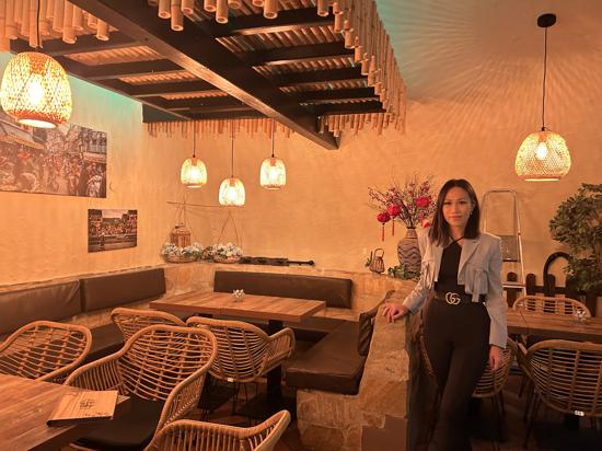Inhaberin Thu Ha Nguyen steht im Gastraum ihres Restaurants Hanoi Village in Bretten
