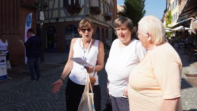 (vlnr): Gundrun Dürr informiert Marianne und Silke Westermann über die kommenden Veranstaltungen in Bretten. 