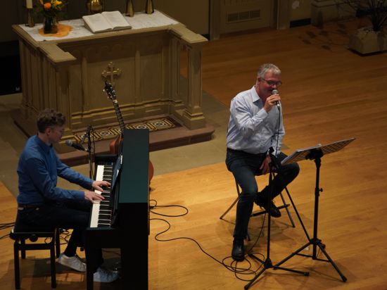 Theologe und Musiker Christoph Zehendner (rechts) bringt mit Pianist Samuel Jersak (links) die Botschaft des Markus-Evangeliums näher.