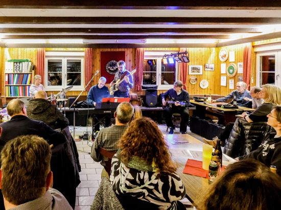 Musiker des Jazz-Club Bretten spielen im Naturfreundehaus zur Eröffnung des Jahres in der Besetzung Congas, Schlagzeug, E-Piano, Kontra-Baß und Gitarre (von links). 
