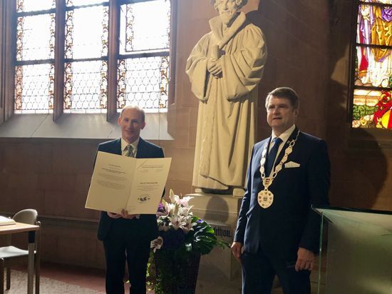 Preisträger Dr. Tobias Jammerthal mit Brettens Oberbürgermeister Martin Wolff.