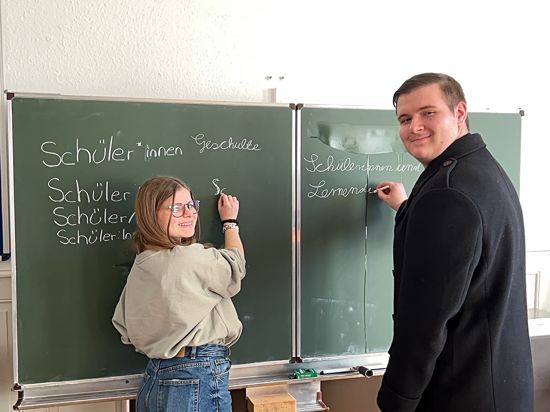 Es meint alles dasselbe: An der Tafel testen Johanna Peitzmeier und Elias Sosa y Fink, welche Möglichkeiten die deutsche Sprache für das Wort „Schüler“ bietet.