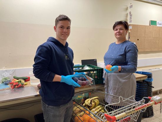 BfD-ler Jonathan und die ukrainische Helferin Olga sortieren im Tafelladen Bretten Obst, das von Supermärkten gespendet wurde.