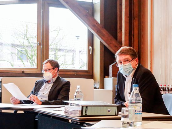 Kämmerer Wolfgang Pux (links) und Brettens OB Martin Wolff (rechts) informieren über den Haushalt 2021.
