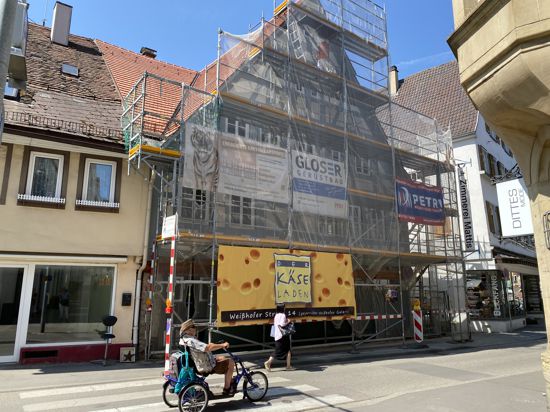 Das Haus an der Weißhofer Straße 2 in Bretten ist nach Sanierungsarbeiten noch immer eingerüstet für letzte Arbeiten.