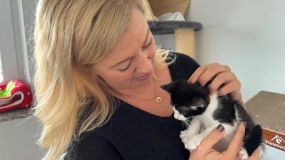 Sabrina Höllrigl hängt an den Katzen, um die sie sich kümmert. Dennoch ist es immer ihr Ziel, ein gutes Zuhause für die Tiere zu finden.