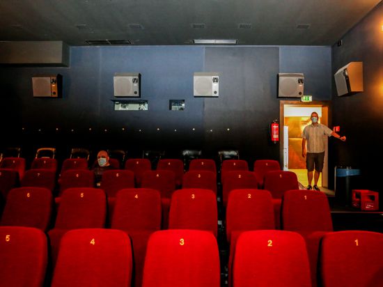 Viele Sitze bleiben leer: Bevor Lars Skoda (rechts) das Licht ausmacht und den Film startet, schaut der Leiter des Brettener Kinos im Saal noch einmal nach dem Rechten – auch wenn nur ein Gast in den roten Sesseln Platz genommen hat.
