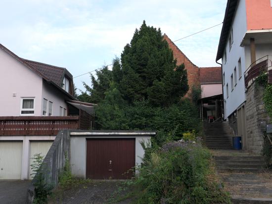 Extrem schwierige Verhältnisse: Anstelle der Garage und des Baumes soll ein Einfamilienhaus zwischen den beiden bestehenden Gebäuden entstehen. Die Gemeinde versagte ihr Einvernehmen.