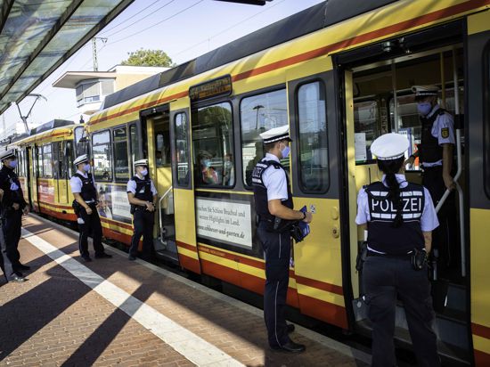 Großkontrolle des Polizeipräsidiums Karlsruhe zum Tragen von Masken im ÖPNV am Brettener Bahnhof.
