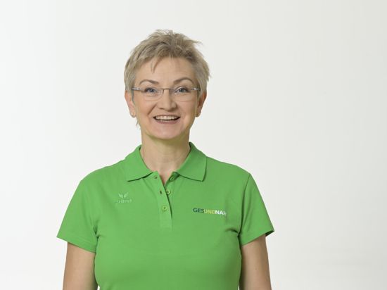 Eine Frau in einem grünen Poloshirt lächelt in die Kamera. Es ist Kristina Imlauer, Ernährungswissenschaftlerin bei der AOK. 