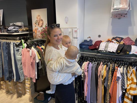 Lena Auch shoppt mit ihren Zwillingen in Friedas Concept Store.