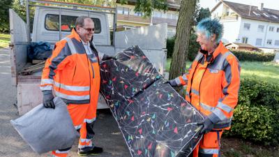 Dieter Bischoff und Claudia Stuck vom Bauhof der Stadt Bretten laden eine Matratze und anderen wilden Müll auf ein Fahrzeug.