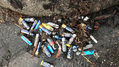Gefährliche Hinterlassenschaft: Mitten auf dem Kaufland-Parkplatz Bretten liegt eine Batterien-Sammlung.