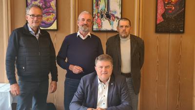 Den Gründungsvertrag unterzeichneten Oberbürgermeister Martin Wolff, Dr. Martin Felger von der Diomedes GmbH sowie die beiden Brettener Kinderärzte Dr. Roland Knecht und Dr. Matthias Gelb (hinten, von links). 