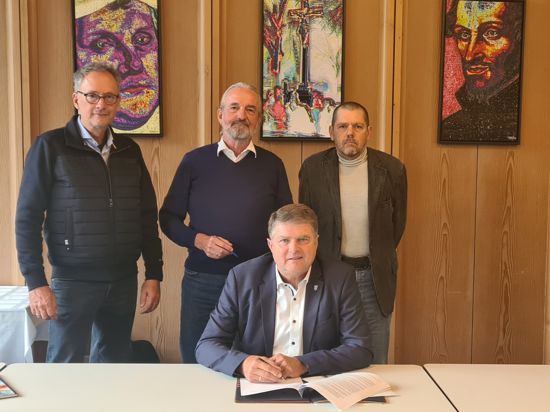 Den Gründungsvertrag unterzeichneten Oberbürgermeister Martin Wolff, Dr. Martin Felger von der Diomedes GmbH sowie die beiden Brettener Kinderärzte Dr. Roland Knecht und Dr. Matthias Gelb (hinten, von links). 