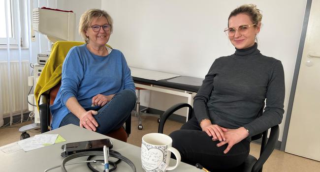 Die Zeiten sind vorbei: Drei Monate hat Elena Wenninger (rechts) in Helge Mahlers Praxis ausgeholfen. Jetzt ist die junge Ärztin wieder zurück im Saarland.