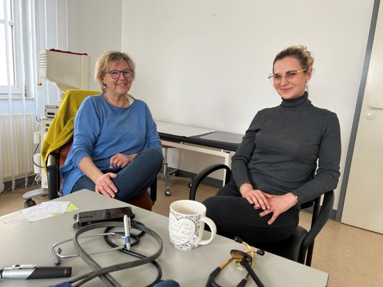 Die Zeiten sind vorbei: Drei Monate hat Elena Wenninger (rechts) in Helge Mahlers Praxis ausgeholfen. Jetzt ist die junge Ärztin wieder zurück im Saarland.