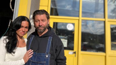Marco Fanselau und seine Lebensgefährtin Katharina Ott stehen vor dem Firmengebäude von „Soundtastic“ in Bretten und schauen in die Kamera.