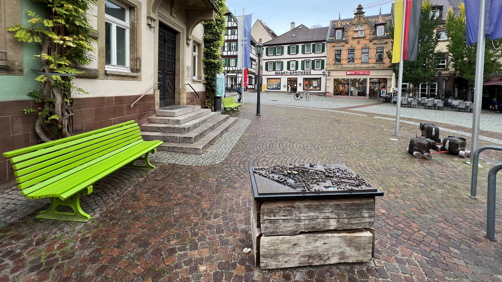 Auf dem Marktplatz beim Alten Rathaus steht die größere Variante des Stadtmodells aus Bronze. Rund 1.500 Gebäude sind dort verewigt.