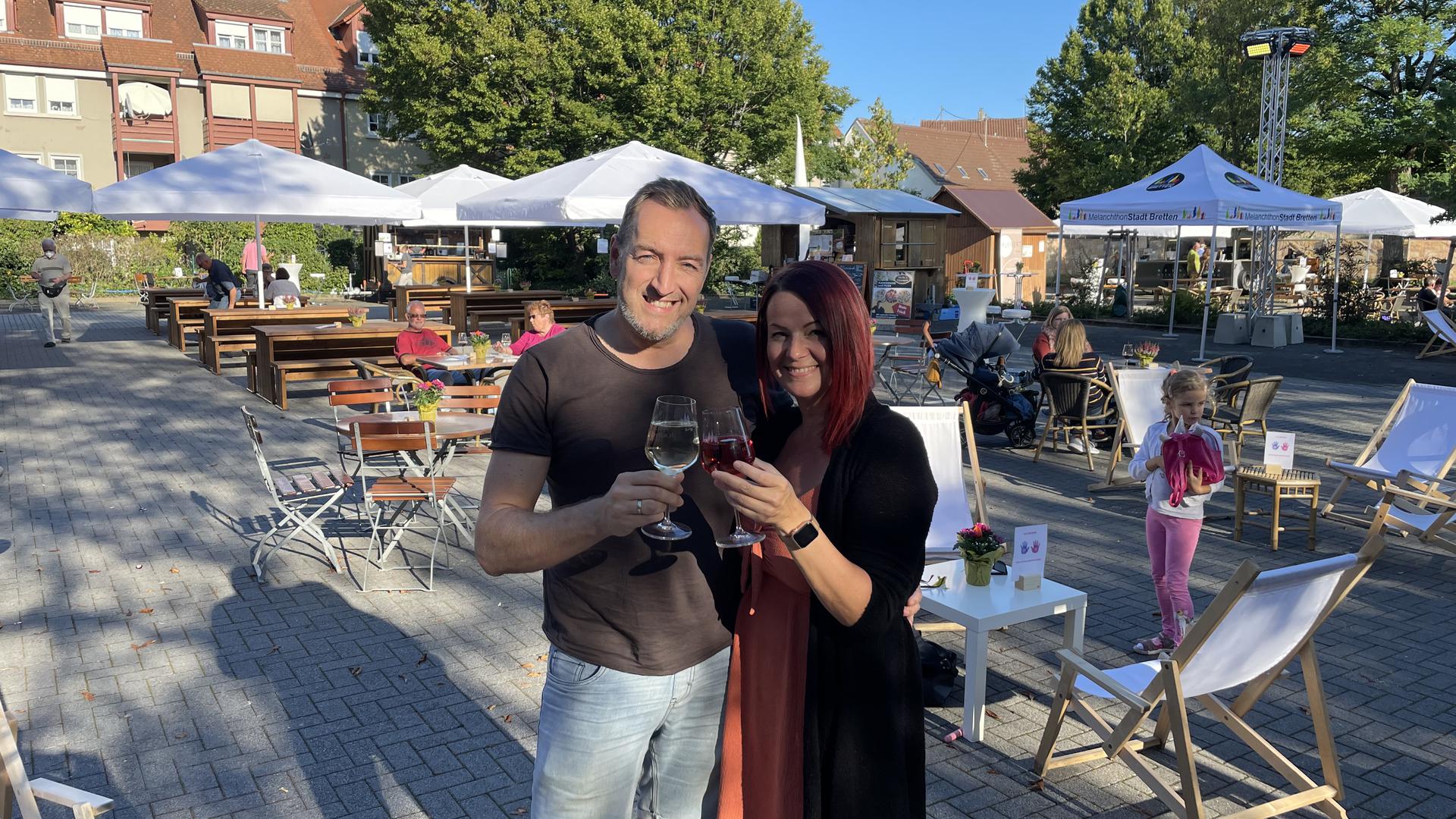 Martin (links) und Renata Michelberger (rechts) aus Pforzheim auf dem Brettener Weinmarkt.