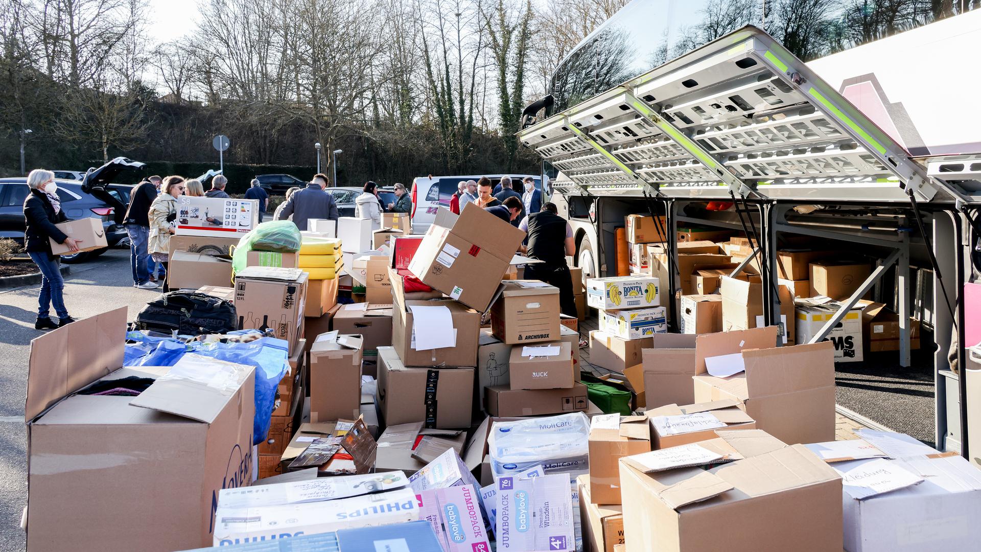 Mehrere hundert Kartons mit Hilfsgütern werden zur Sammelstelle gebracht.