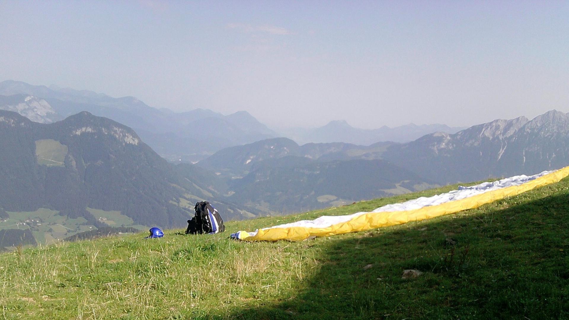 Mit dem Gleitschirm auf der Hohen Salve in den Kitzbühler Alpen von Günter Jüttermann aus Bretten.