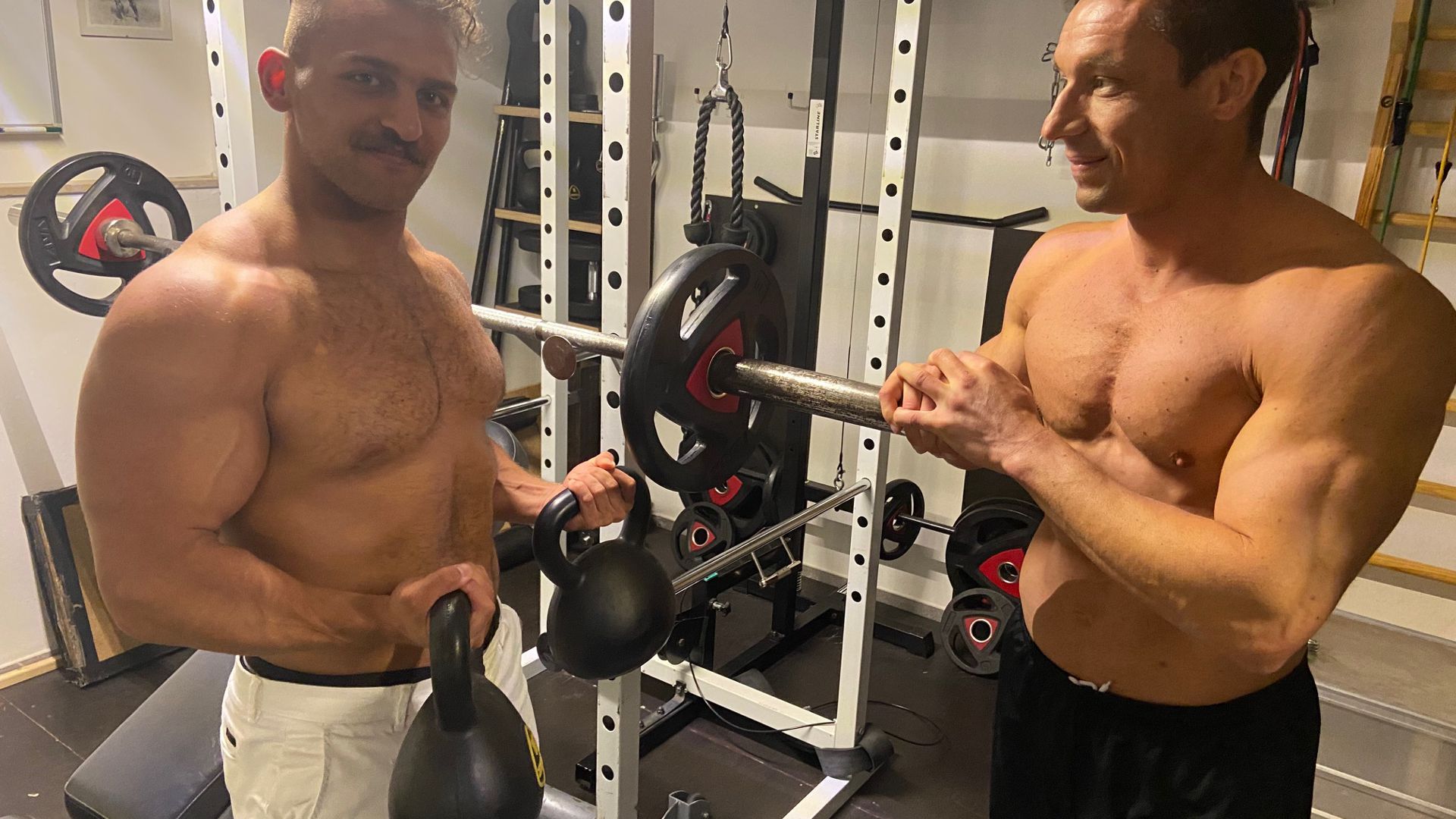 Mohamad, genannt Mo, aus Syrien und Jochen Weisert aus Oberderdingen teilen die Liebe zum Bodybuilding. Seit einigen Jahren trainieren die beiden zusammen und bereiten sich gemeinsam auf Wettkämpfe vor. Aus der Trainingsgemeinschaft ist eine tiefe Freundschaft erwachsen. 
