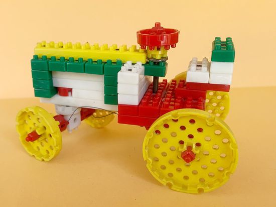 ein aus Idema-Steinen gebauter Traktor