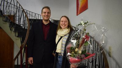 Überglücklich: Wahlsieger Moritz Baumann mit seiner Freundin Anke Gropp nach der Bekanntgabe des Ergebnisses.