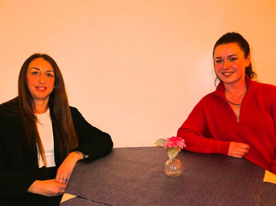 Natalia Malyna (rechts) und Valentyna Magdych sind vor dem Krieg in der Ukraine geflohen und leben seit fast zwei Jahren in Deutschland.