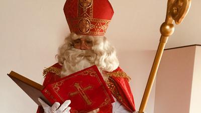 Bereit für die Hausbesuche: Seit 2011 spielt Erik Böttcher den Nikolaus. Wichtig ist ihm, nicht den Weihnachtsmann, sondern den Bischof von Myra darzustellen.