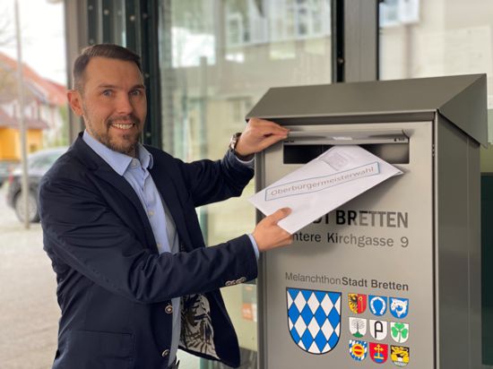 OB-Kandidat Fabian Nowak vor dem Rathaus-Briefkasten.