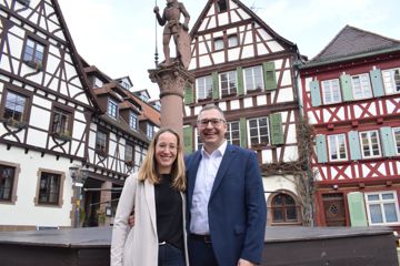 OB-Kandidat Nico Morast (rechts) mit seiner Frau Caroline (links) auf dem Brettener Marktplatz.