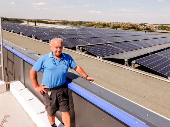 Klaus Oharek zeigt die firmeneigene Fotovoltaikanlage