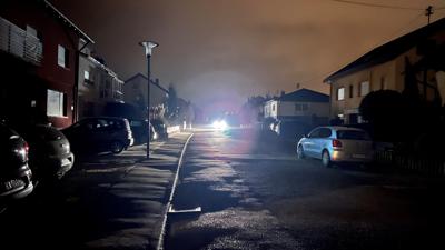 Licht aus: Auch in Diedelsheim brennt in einigen Straßen nachts stundenlang keine Laterne. Licht bringt auf diesem Bild ein fahrendes Auto.