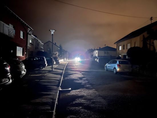 Licht aus: Auch in Diedelsheim brennt in einigen Straßen nachts stundenlang keine Laterne. Licht bringt auf diesem Bild ein fahrendes Auto.