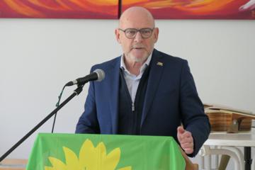 Landesverkehrsminister Winfried Hermann (Grüne)  kündigt Zusage zu geplanter Fahrradbrücke an.