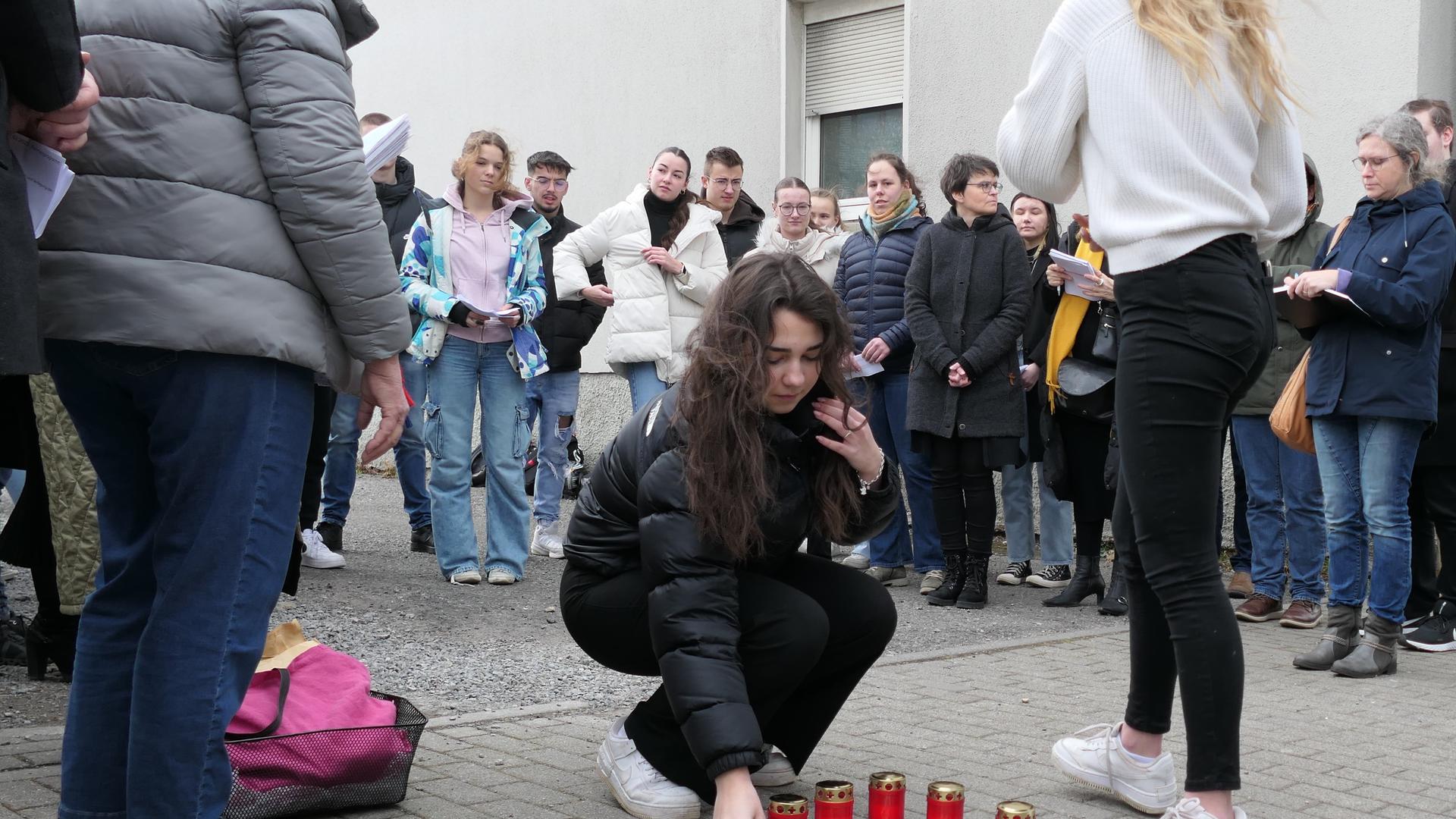 Engagiert sich für den Frieden: Melina Krauß berichtet den Anwesenden vom Schicksal der Deportierten. Zur Erinnerung an die Betroffenen legt die Schülerin eine Blume nieder.