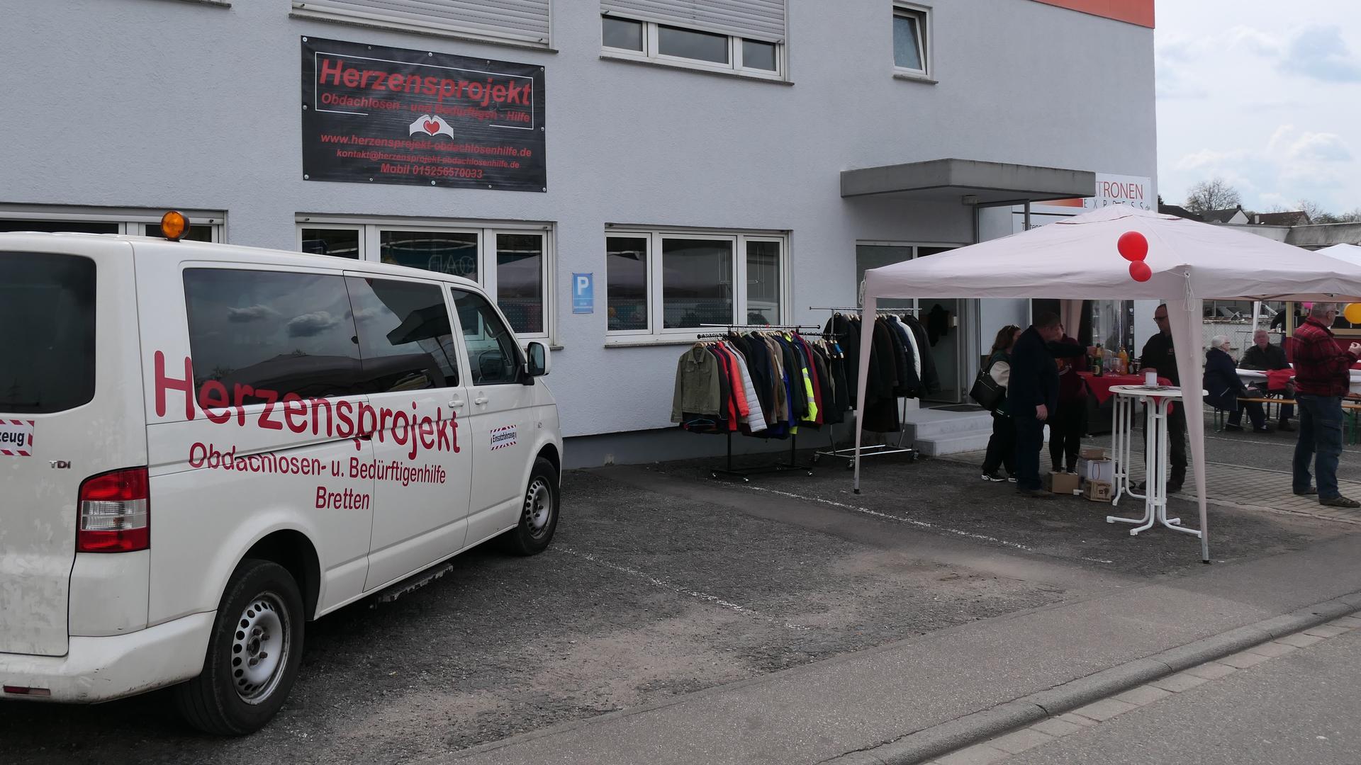 Schon von weitem zu erkennen: In Gölshausen hat die Obdachlosenhilfe einen Laden und zugleich ein Büro gefunden.