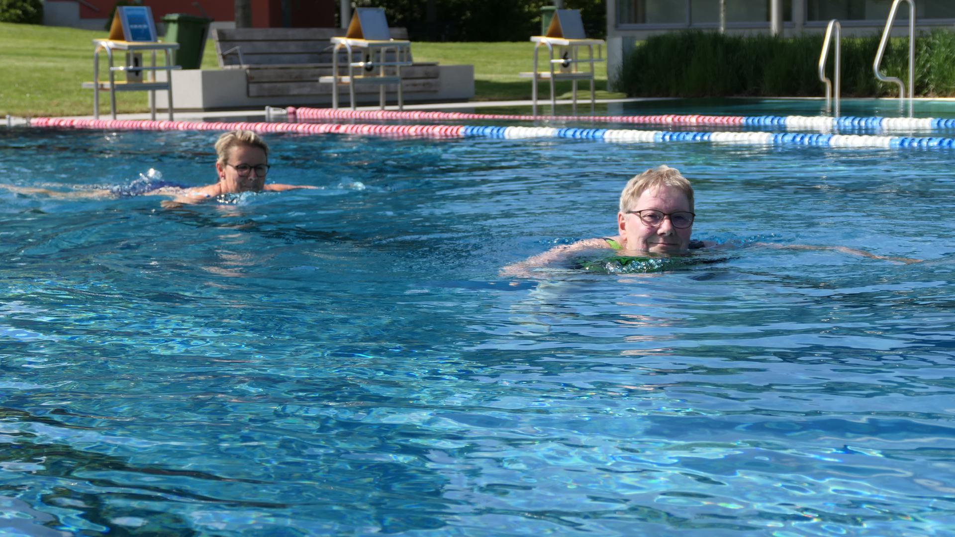 Andrea Ulrike Beisel und Simone Zickwolf (vorne) freuen sich über die 23 Grad Celcius Wassertemperatur im 25-Meter-Schwimmbecken der Badewelt Bretten. 
