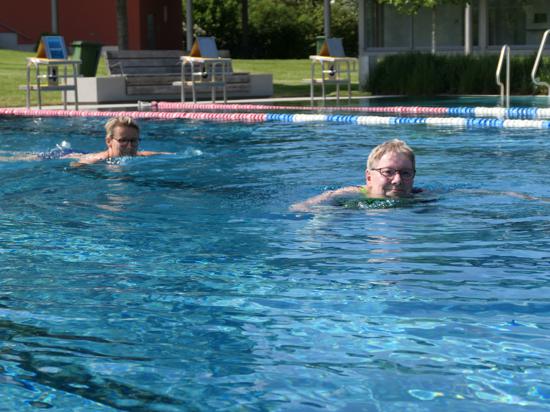 Andrea Ulrike Beisel und Simone Zickwolf (vorne) freuen sich über die 23 Grad Celcius Wassertemperatur im 25-Meter-Schwimmbecken der Badewelt Bretten. 