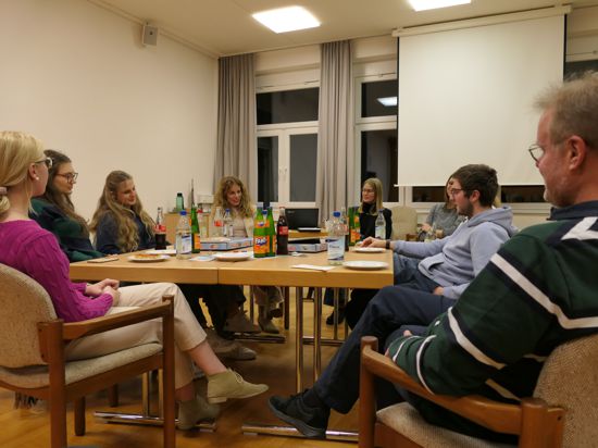 Bürgemeisterin Cathrin Wöhrle (Vierte von links) nutzt "Pizza & Politics", um sich mit Jugendlichen direkt auszutauschen. Diese wollen das Format im Jugendrat fortführen. 